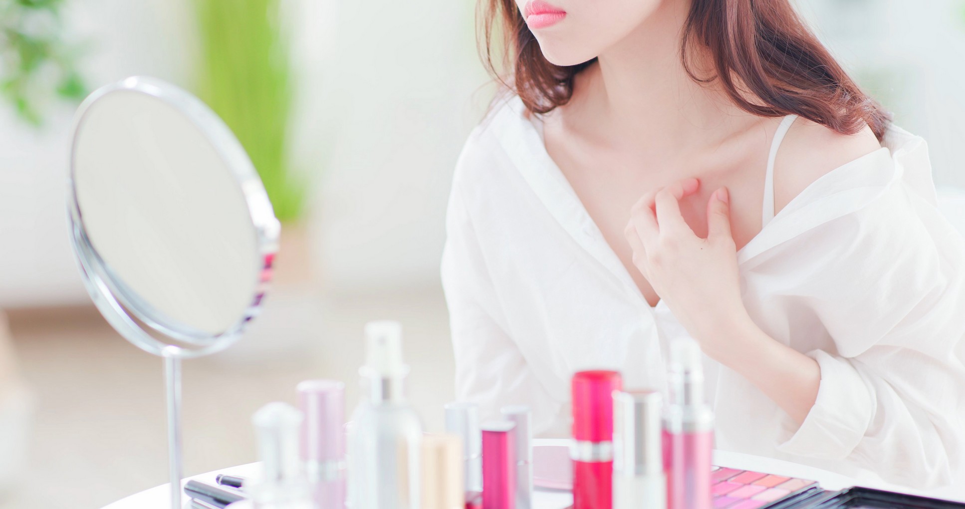 化妝品致敏原因3︰用家膚質  如果本身膚質已好易紅腫、痕癢的就更加不要經常轉換化妝品了，如果是天生「敏感肌」接觸到特定過敏因子，便會紅腫發癢，都大可以盡情轉換，因為至少你知道自己的敏感物質是甚麼。若然不知道，是屬於偶發性敏感肌，這是受天氣、生理期、壓力情緒引發的敏感症狀，就不宜亂轉化妝品了。因為有好多皮膚易敏感的人接觸到刺激性物質後，變成敏感肌，轉回用開的產品都過敏，有機會變成長遠的敏感肌問題了。